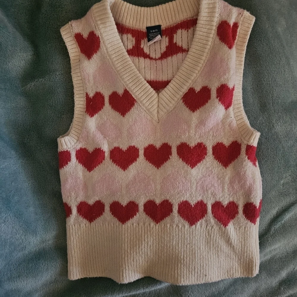 Old Navy Kids Cream and Red Sweater Size Small 6-7 Yrs